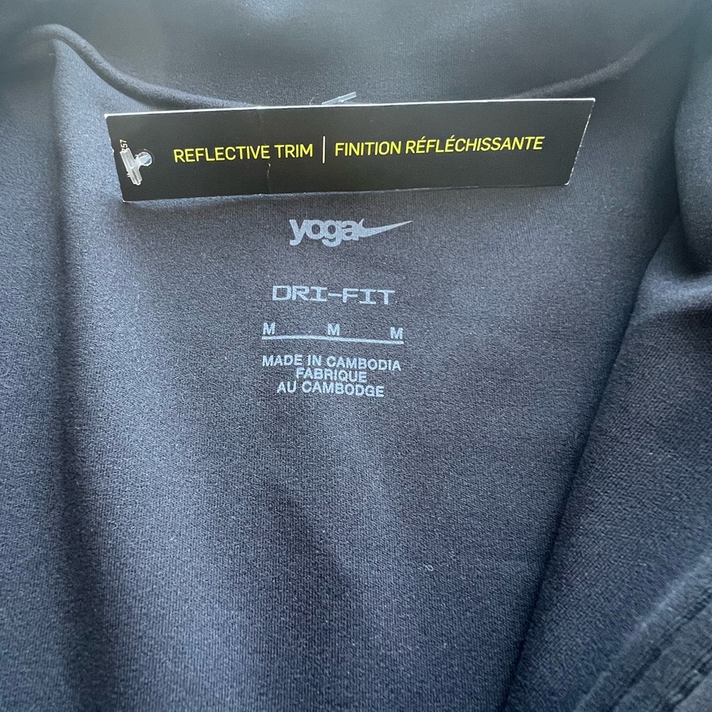 Nike Yoga Dri-Fit Luxe Fitted Jacket
Black Size M NWT - Picture 16 of 16